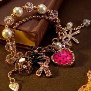 ♥️ Betsey Johnson stunning novelty charm bracelet ♥️